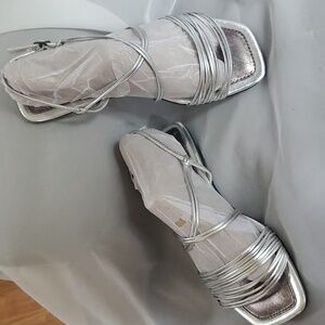 STEVEN MADDEN WOMEN'S SILVER LEATHER UPPER sandals new
